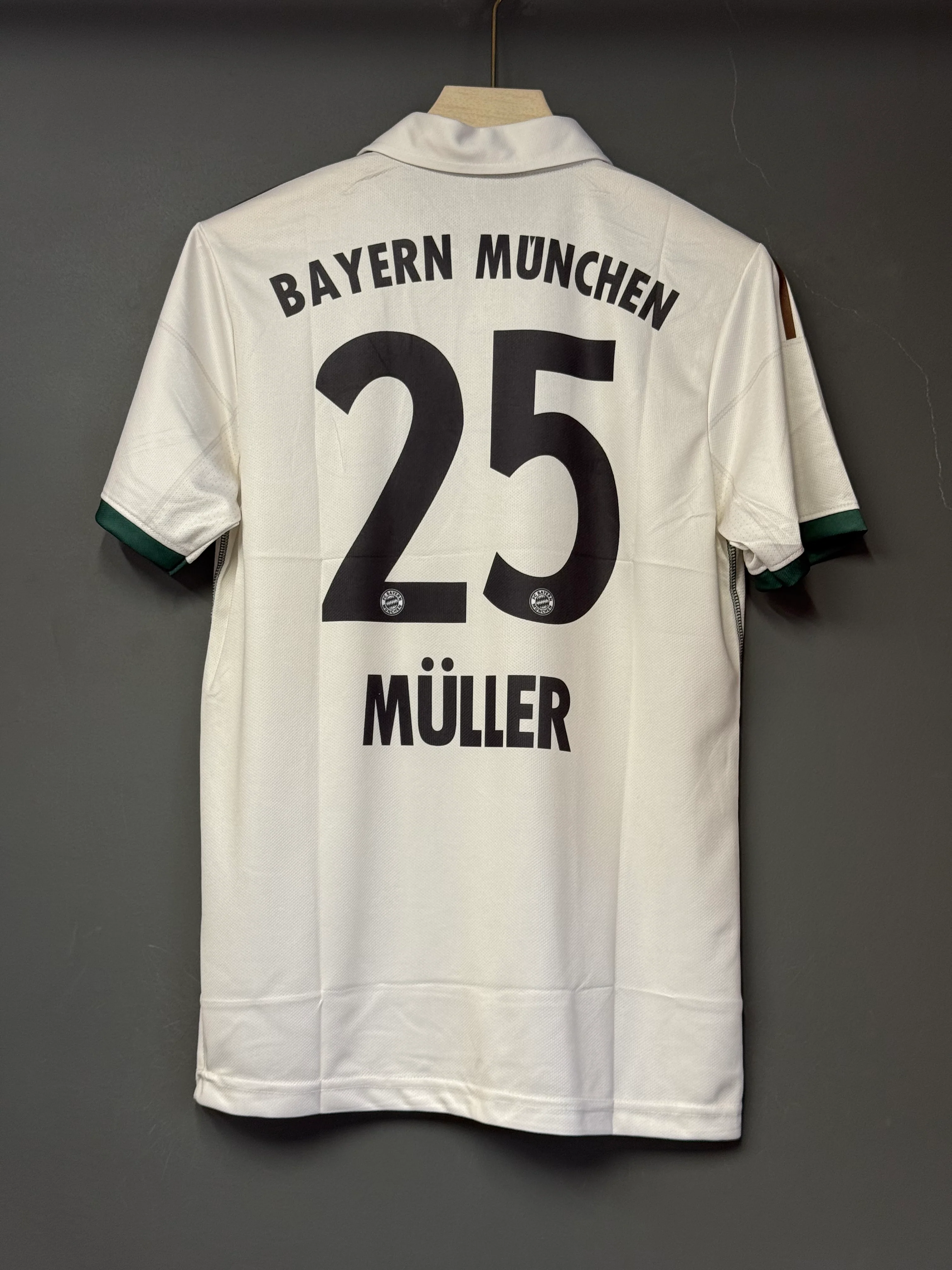 MULLER BAYERN 2013/14 AWAY KIT POLO EMBROIDERY - Image 3