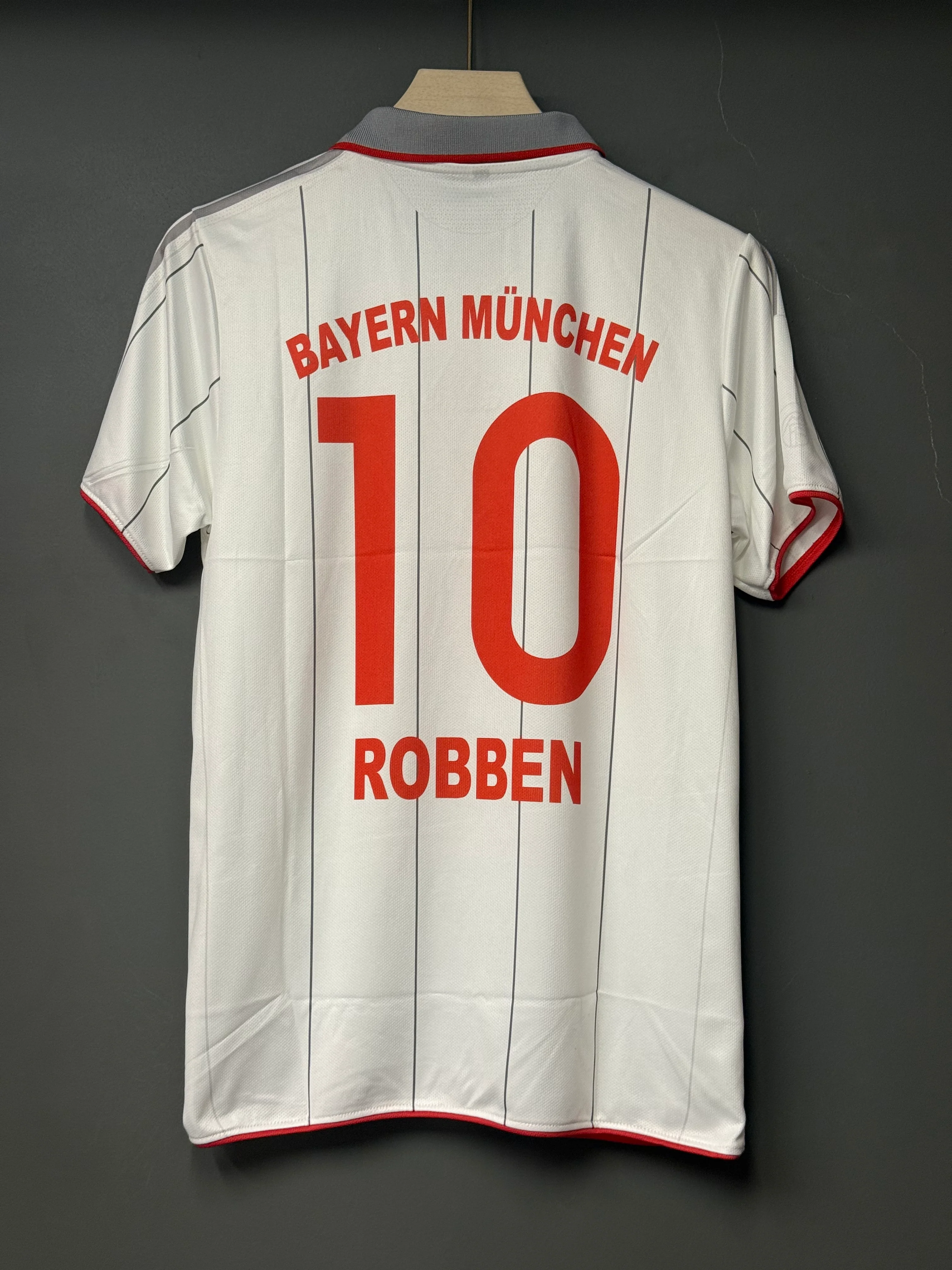 ROBBEN BAYERN MUNICH 2009/10 AWAY POLO EMBROIDERY - Image 3